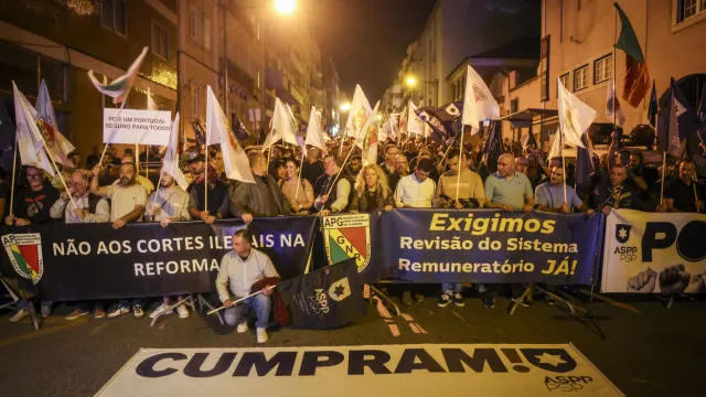 Mais de mil polícias em manifestação prometem voltar aos protestos