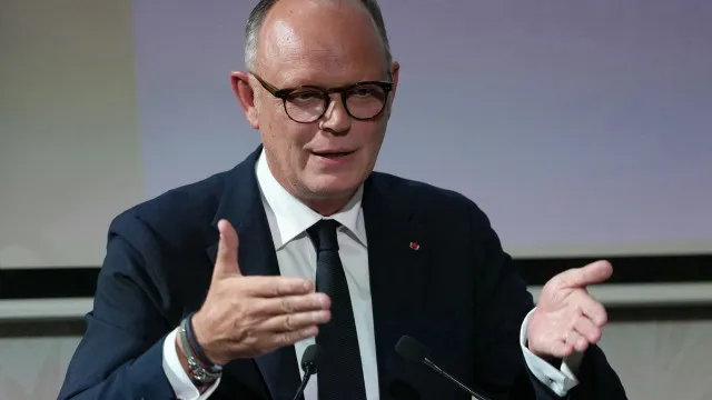 
                    Candidato presidencial Édouard Philippe ouvido em caso de desvio de fundos
                