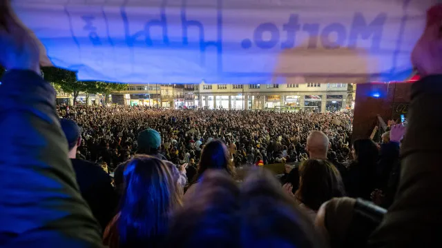 
                    Manifestantes querem reunir-se com Pedro Duarte no Rivoli no Porto
                