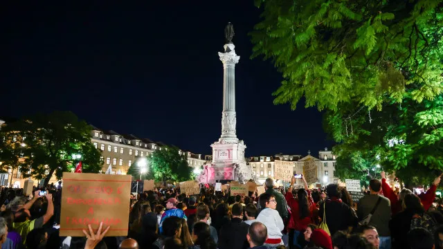 
                    Participantes na assembleia popular de Lisboa apelam a acampada conjunta
                
