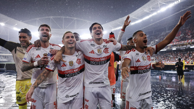 Flamengo goleia Vasco e abre vantagem sobre Palmeiras no Brasileirão