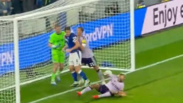 Joelinton ao chão e baliza ao ar. Confusão total no Everton-Newcastle
