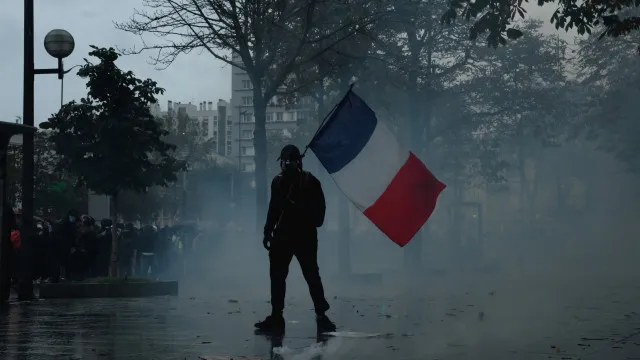 "Coletes amarelos" em Paris: Polícia proíbe percurso de protesto