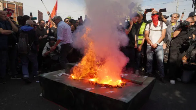 Milhares protestam em Itália contra custo de vida e políticas do Governo