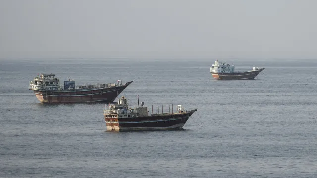 
                    Navio atacado ao largo de Omã. Resgatados 25 tripulantes
                