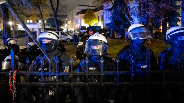 Crise na Polónia: Suspensão de juiz leva polícia às ruas de Varsóvia