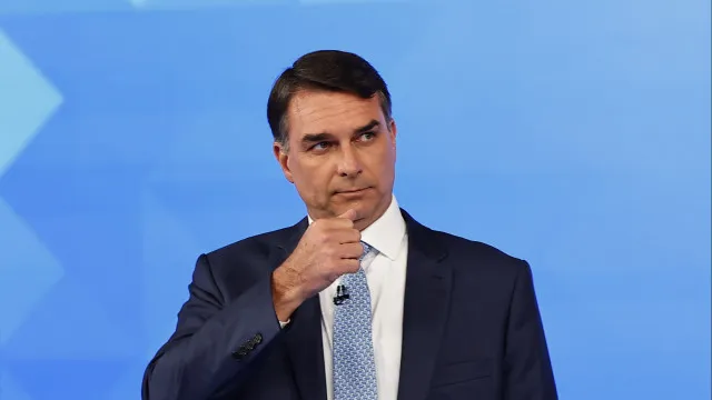 
                    Flávio Bolsonaro diz que vitória de Lula é 
