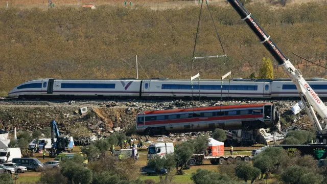 
                    Acidente ferroviário em Espanha: 34 pessoas continuam hospitalizadas
                