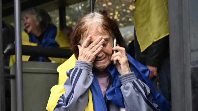 Moradores retirados de Oleshky, sob controlo russo, chegaram à Ucrânia