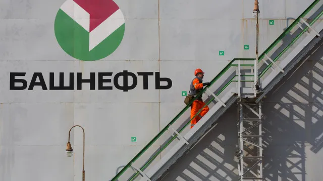 
                    Kyiv atinge refinaria na Rússia a mais de 1.500 km da fronteira
                