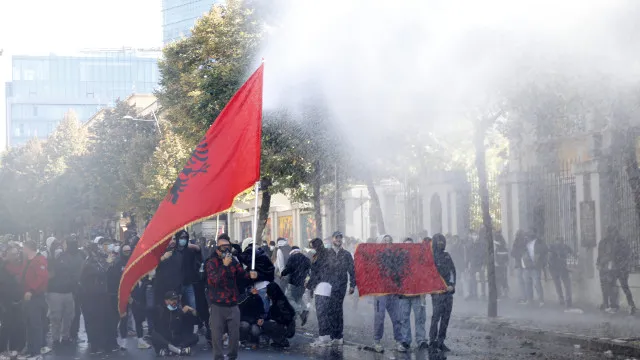 Albânia: Encapuçados atiraram pedras e cocktails Molotov contra a polícia