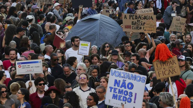 "Quero casa para viver": Multidão manifesta-se do Largo Camões ao Rossio