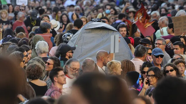 
                    Habitação: Milhares de pessoas e muitas palavras de ordem rumo ao Rossio
                