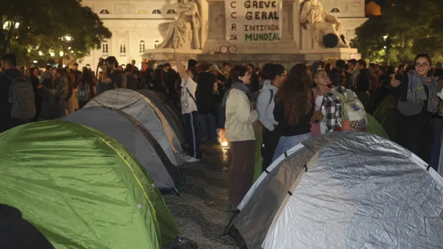 
                    Manifestantes voltam a montar tendas no Rossio (onde tencionam pernoitar)
                
