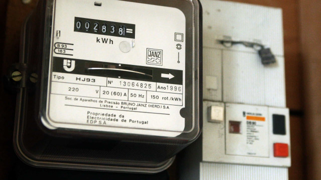 Governo aprova hoje descida do IVA para contadores da luz e gás