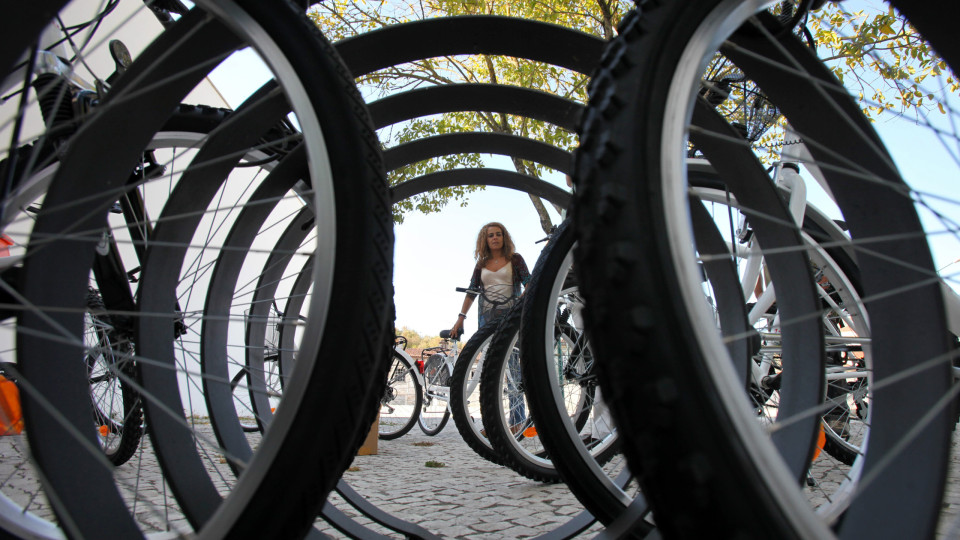 Bicicletas ou lâmpadas mais eficientes a reduzir CO2 que grandes projetos