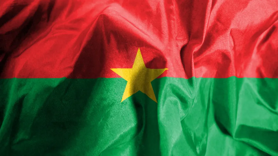 Pelo menos 100 mortos incluindo civis num ataque terrorista no Burkina Faso