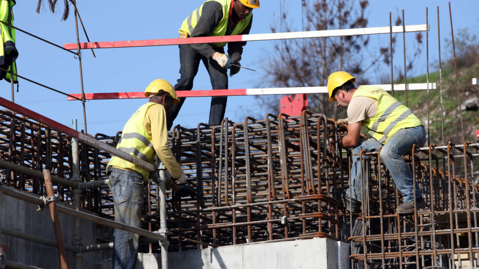 Concursos de obras públicas sobem 35% no 1.º semestre. Contratos caem 22%