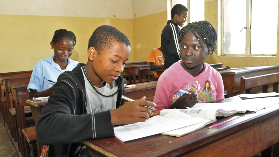 Falta de condições nas escolas marca arranque letivo em Angola