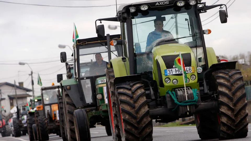 Protesto de agricultores leva tratores em marcha lenta até Coimbra