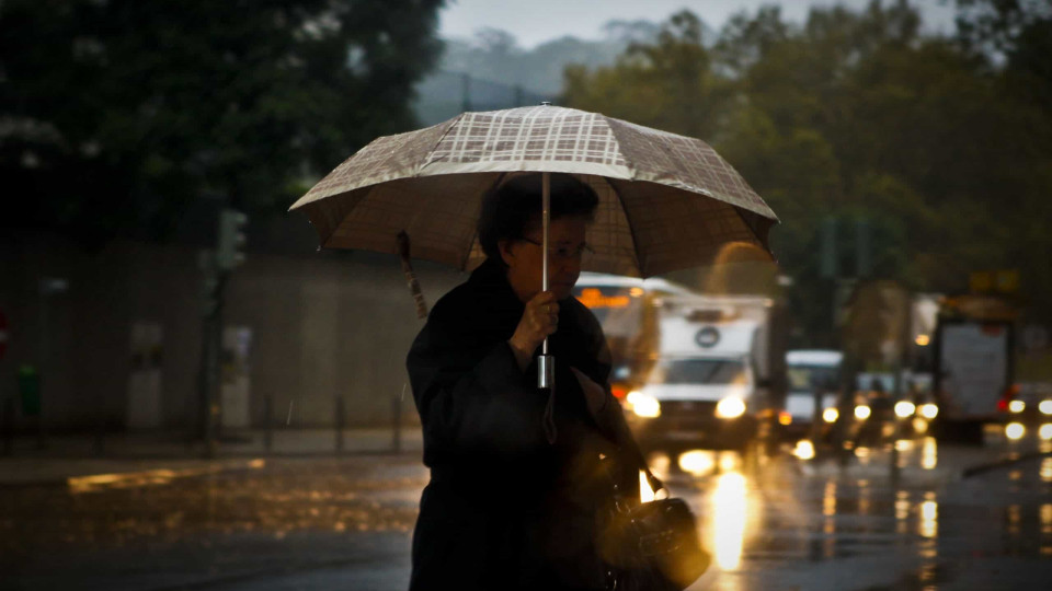 Treze distritos vão estar sob aviso laranja devido à chuva forte