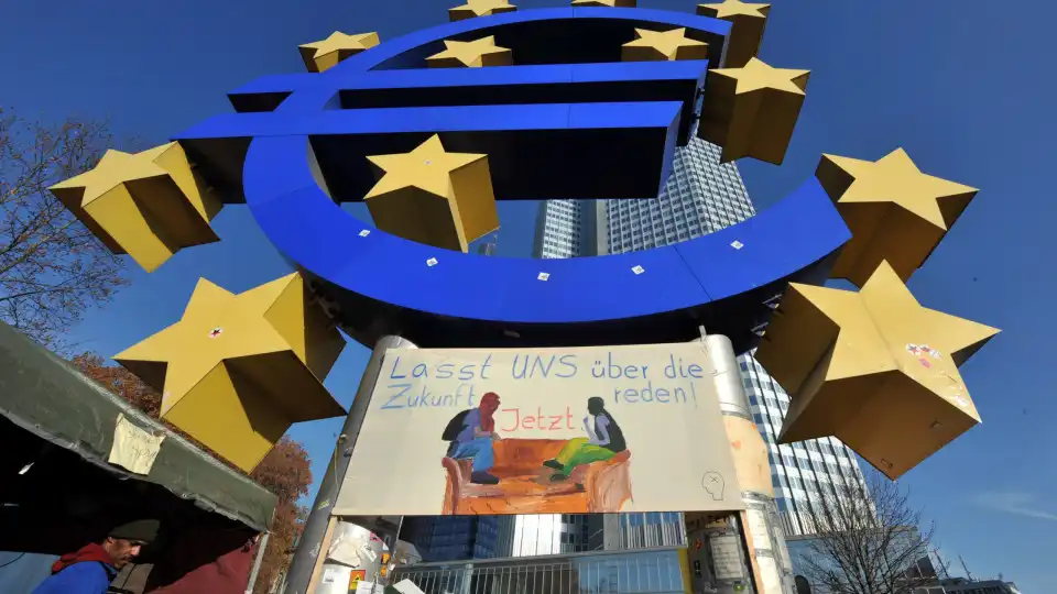 Euro volta a subir e ultrapassa os 1,11 dólares