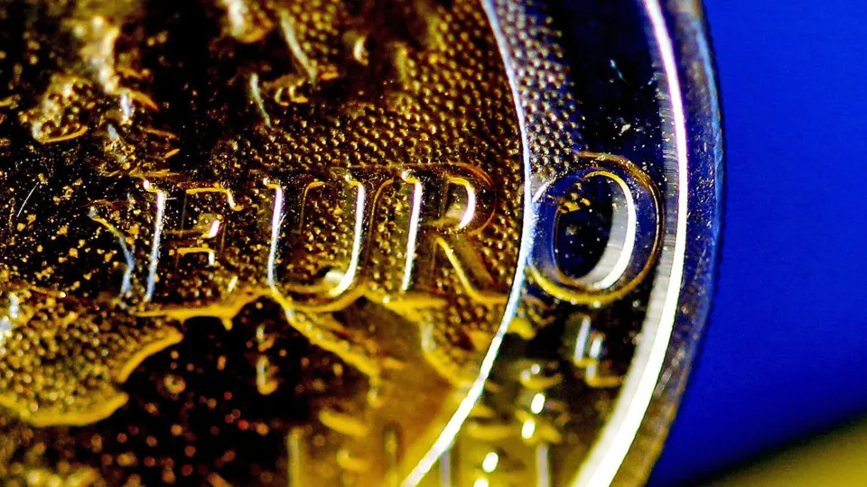 Euro cai para mínimo de mais de um ano face ao dólar