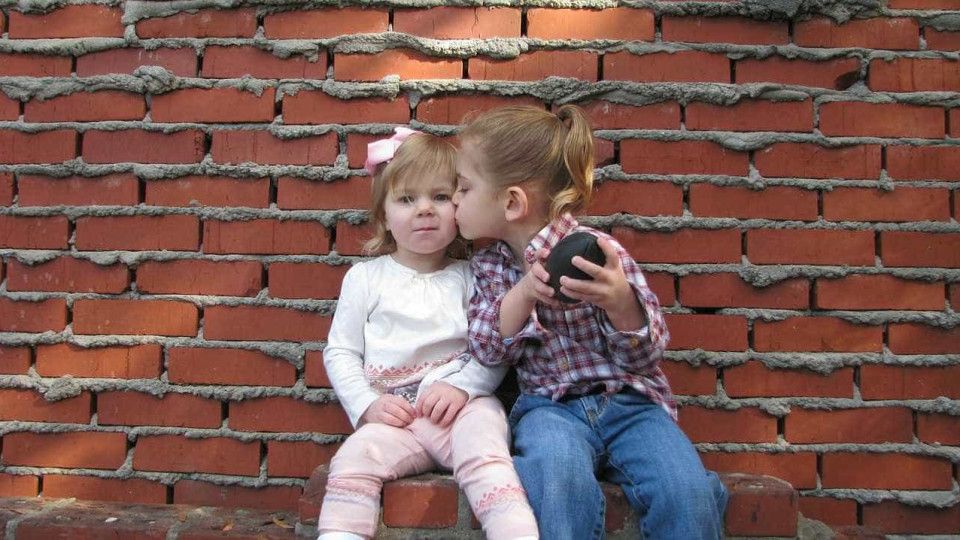 Eis por que não deve forçar crianças a darem beijos