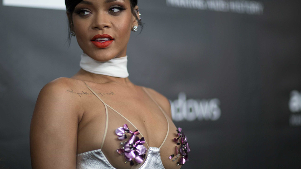 Rihanna ‘substitui’ sutiã