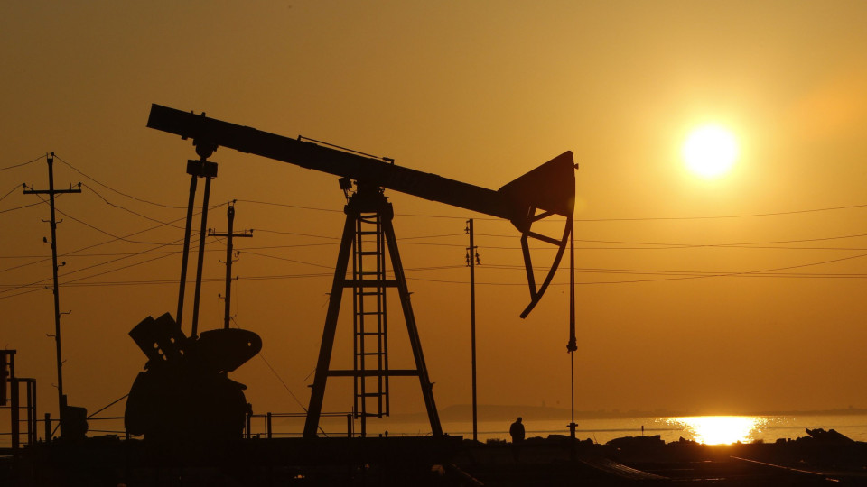 Queda do preço do petróleo ameaça abrandar o crescimento mundial