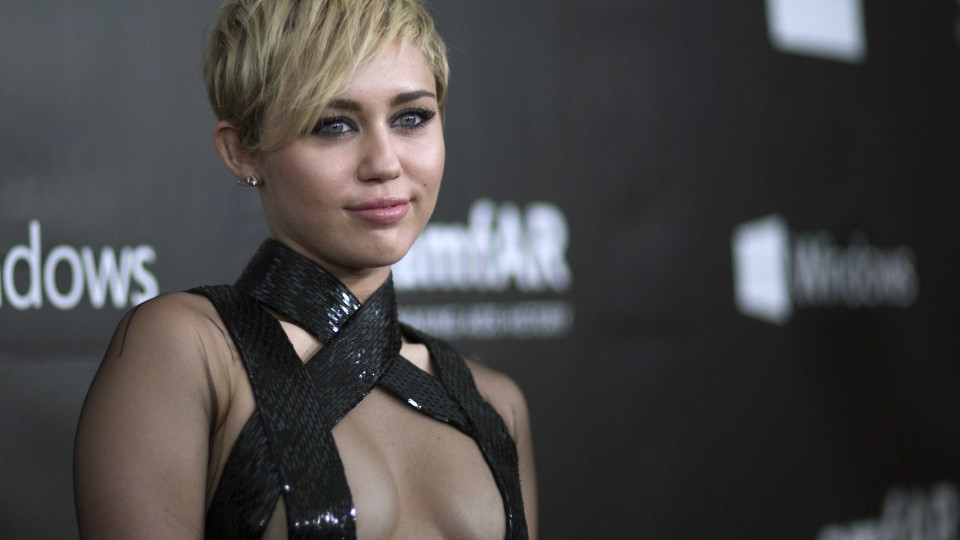 Cantora Miley Cyrus supreende com novo estilo