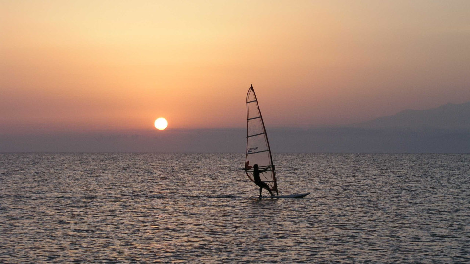 Praticante de windsurf quase abalroado pelo navio Lobo Marinho