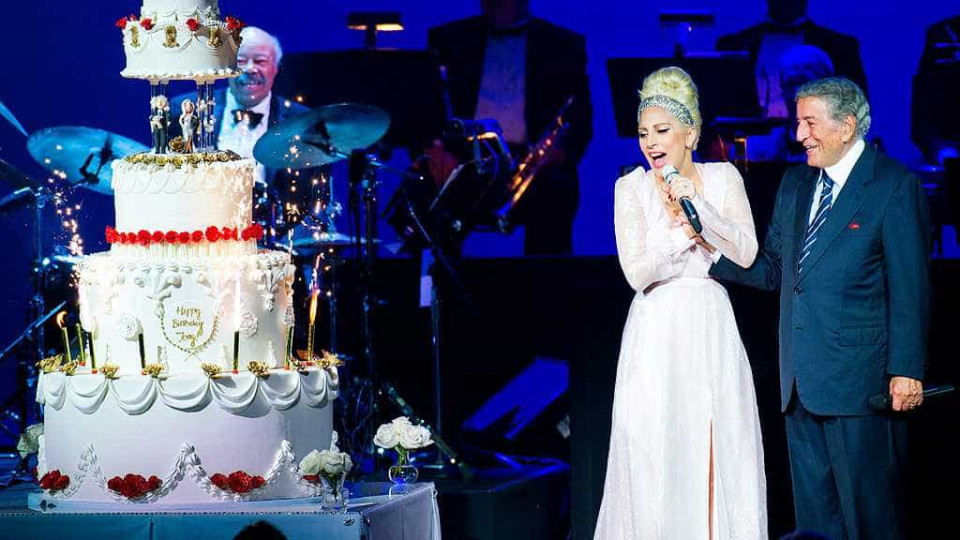 Lady Gaga surpreende Tony Bennet com bolo gigante