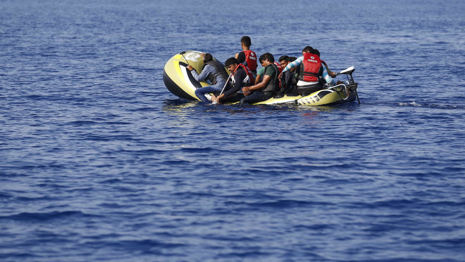 Guarda costeira da Líbia socorre 346 migrantes em três embarcações