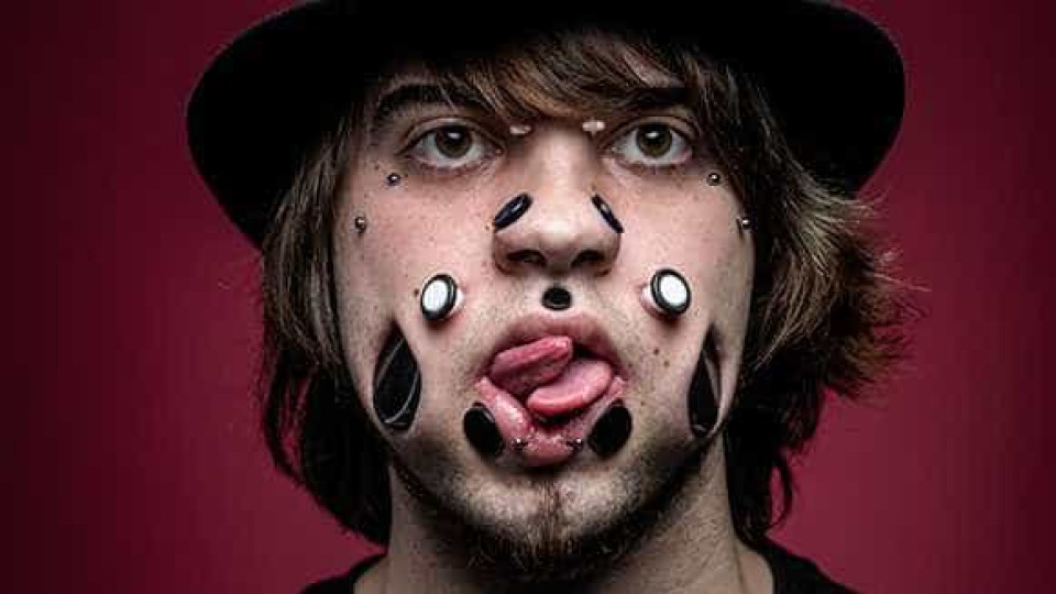 Joel bate recorde do Guinness com os seus (muitos) piercings