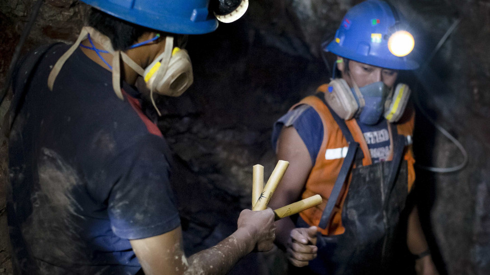 Prosseguem as operações para resgatar 17 mineiros chineses