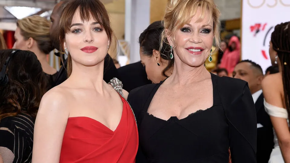 Dakota Johnson nunca gostou de ver os pais em cenas 'quentes'