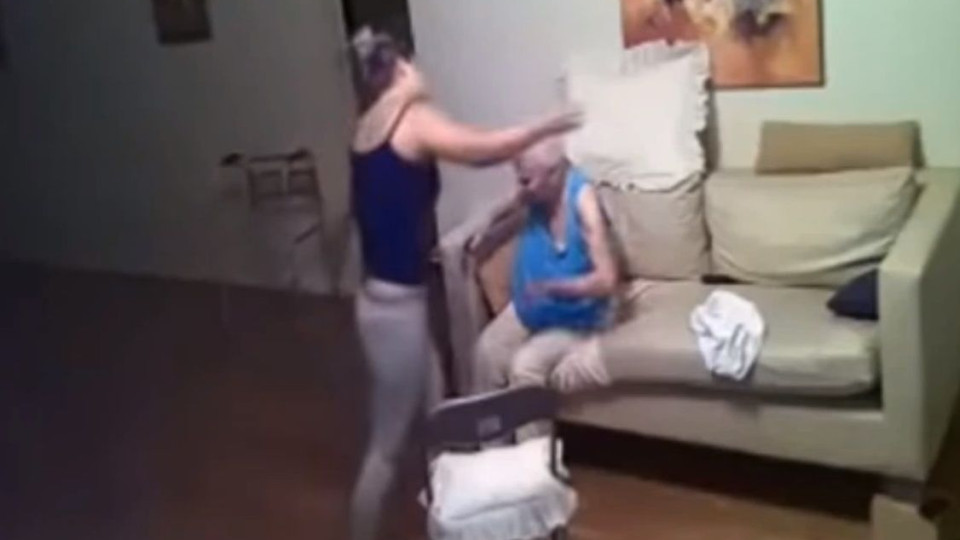 Cuidadora apanhada em vídeo a agredir idosa de 94 anos com Alzheimer