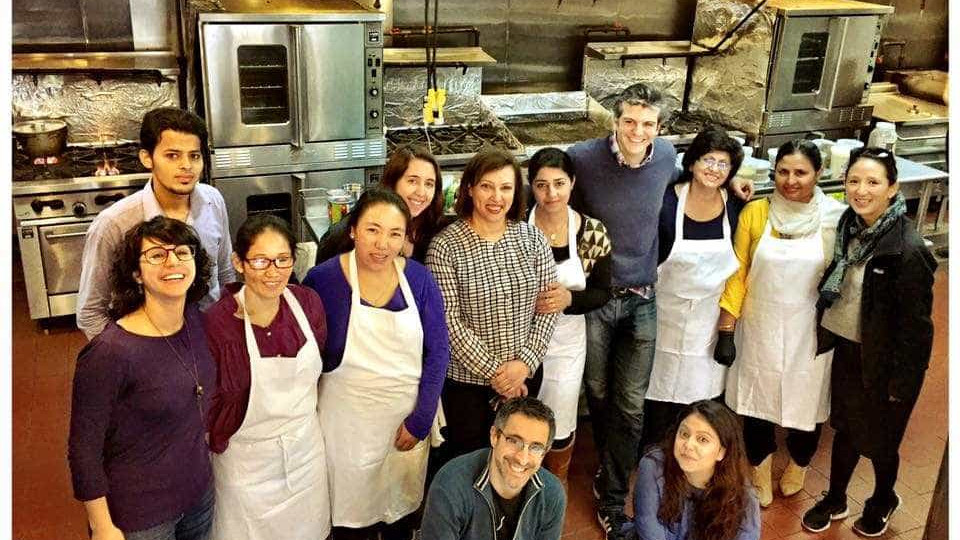 A startup que emprega refugiados que cozinhem comida tradicional