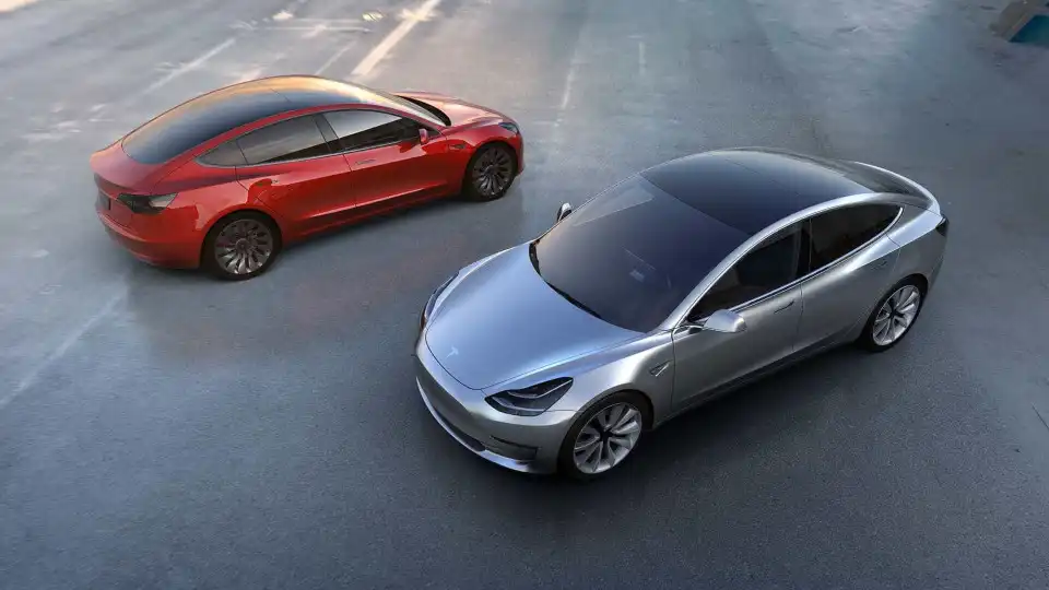 Metade das encomendas do Model 3 serão produzidas em 2017, diz Musk