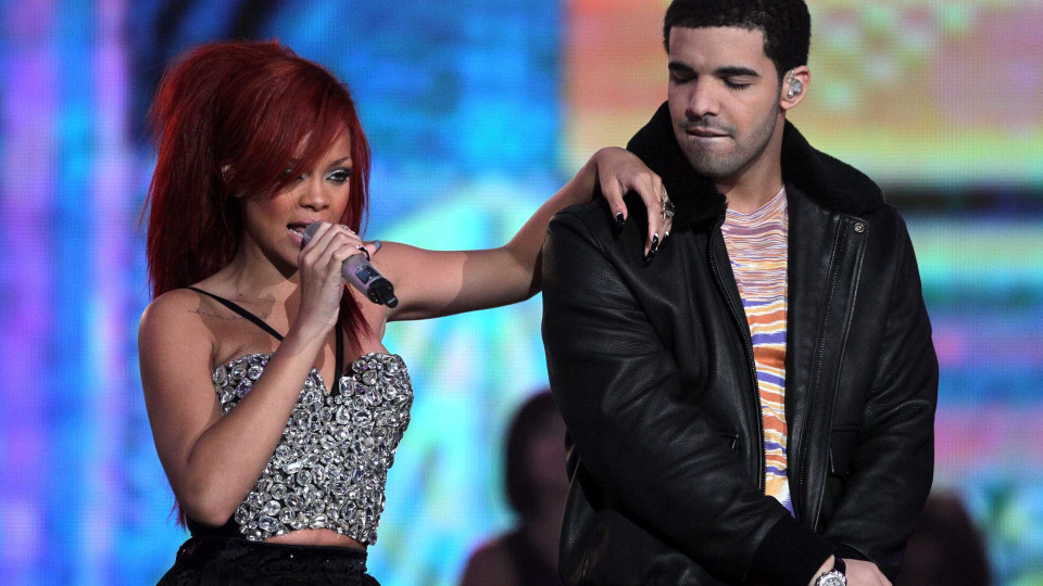 Drake está desesperado para namorar com Rihanna. Já ela...