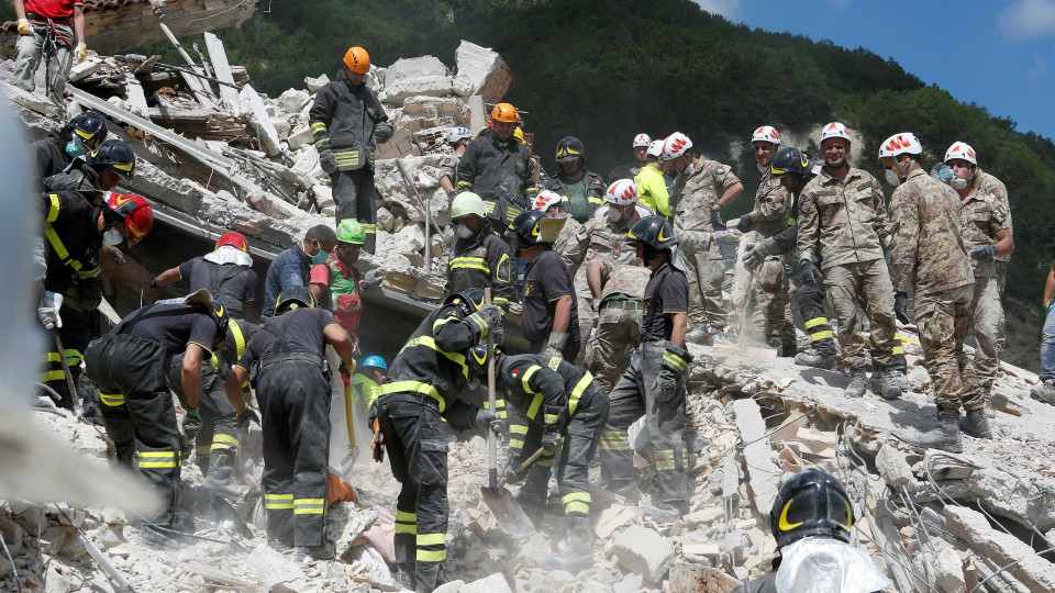 Sobe para 291 número de mortos em sismo em Itália