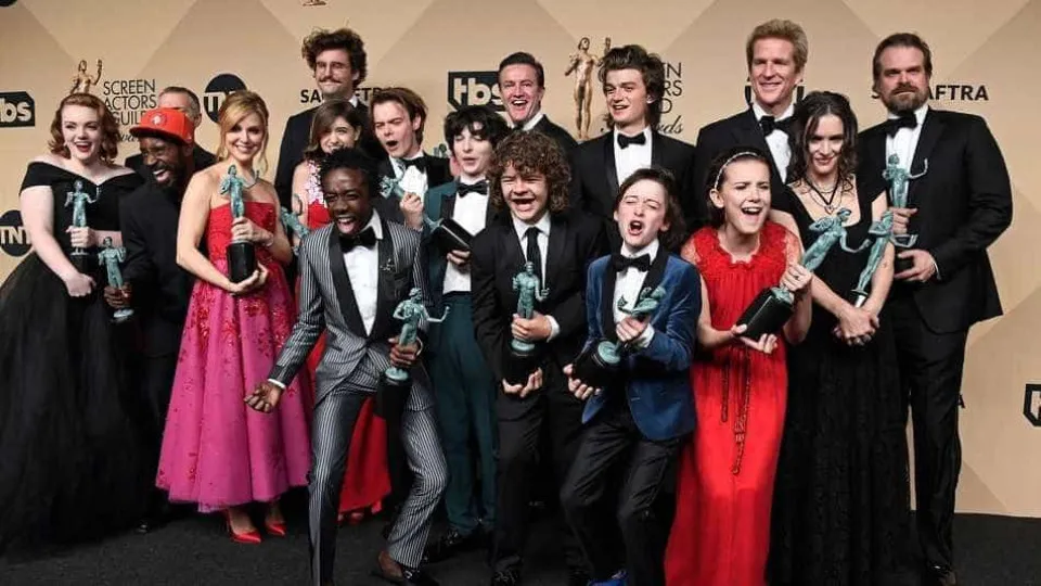 Elenco de 'Stranger Things' festeja prémio nos SAG Awards