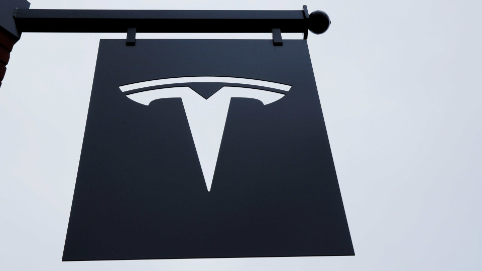 O que significa o símbolo da Tesla? Elon Musk explica-lhe