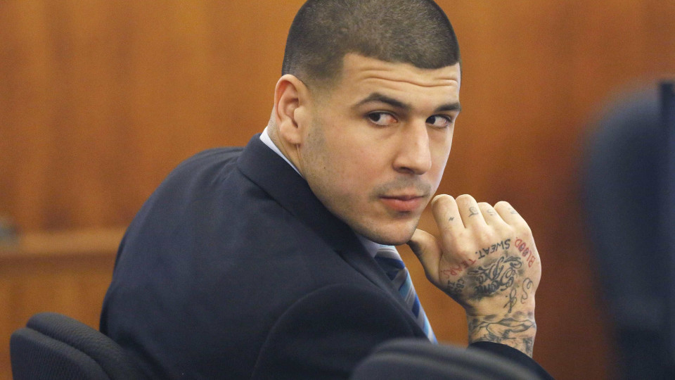 Aaron Hernandez deixou três cartas de despedida. Uma delas para o amante