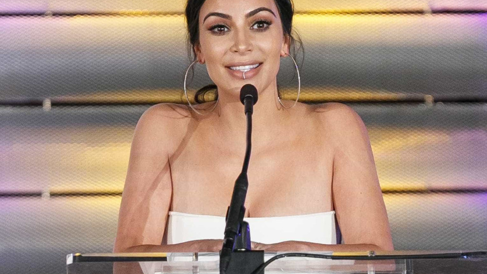 Kim Kardashian aparece de vestido apertado e piercing no lábio