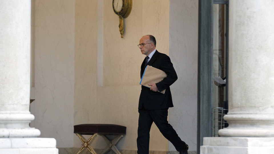 Cazeneuve acusa extrema-direita de instrumentalizar o ataque