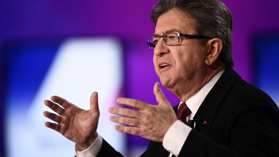 Mélenchon vai consultar militantes para decidir apoio a Macron ou Le Pen