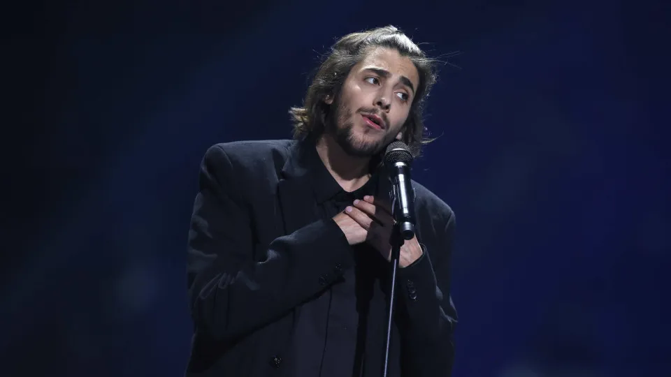 Salvador Sobral 'amou por todos nós' e carimbou passaporte para a final