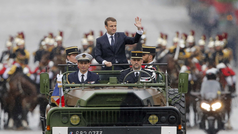 Macron percorreu Campos Elísios e homenageou soldado desconhecido